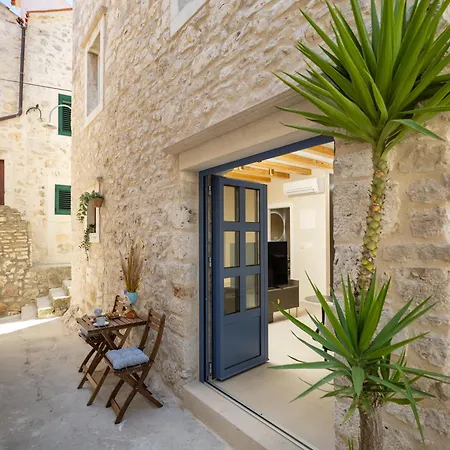 Maja Aurelia In The Centre-romantic