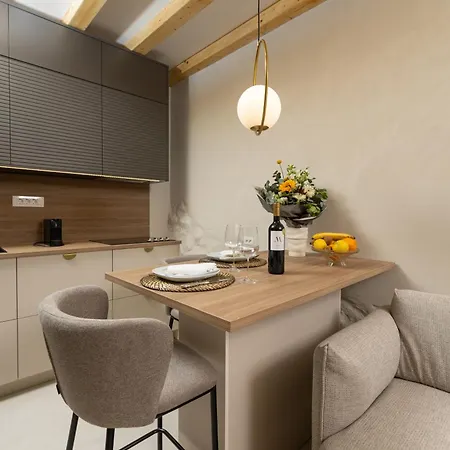 Maja Aurelia In The Centre-romantic * Χβαρ